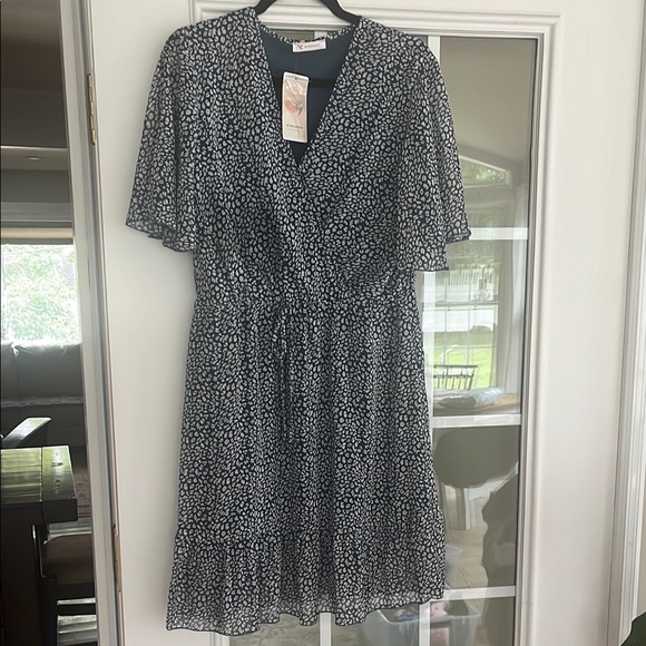Kirundo Vneck dress - Picture 1 of 5